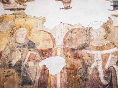 ...mentre nel livello inferiore tre edicole trilobate in cui sono inseriti San Nicola da Tolentino, San Nicola da Myra...